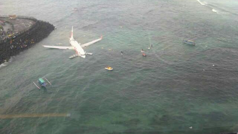 Illustration for article titled Dozens Injured After Lion Air Plane Crashes Into The Sea Near Bali